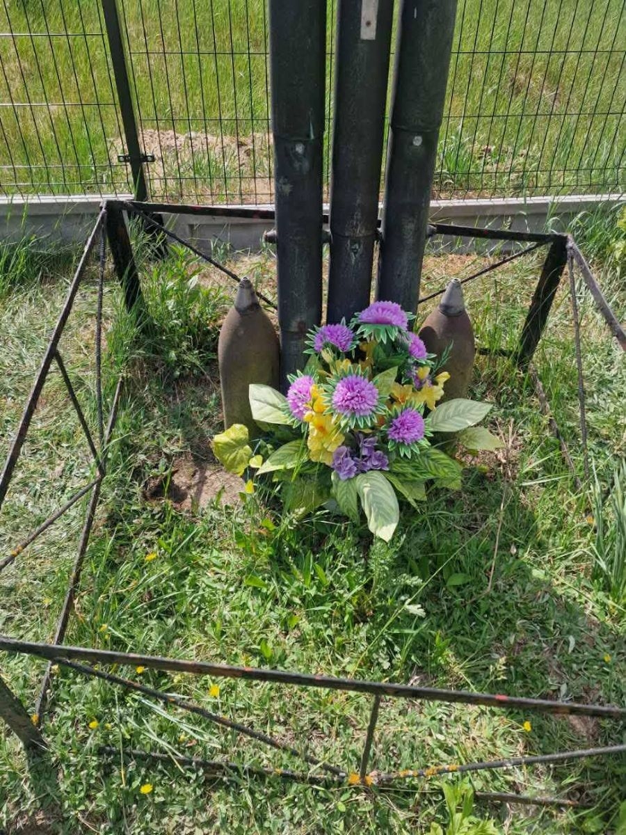 Pociski, łuski i zapalniki były dekoracjami polnej kapliczki